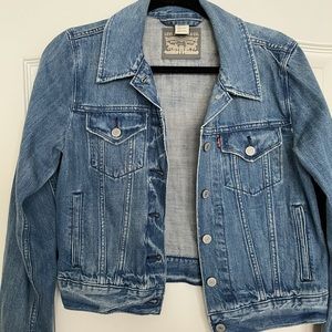 Levi’s women’s trucker jacket
